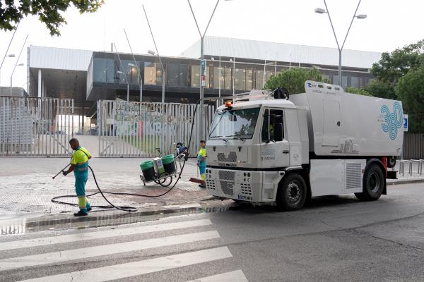 FCC Medio Ambiente incorporates the innovative 100% electric tanker into Madrid's cleaning service